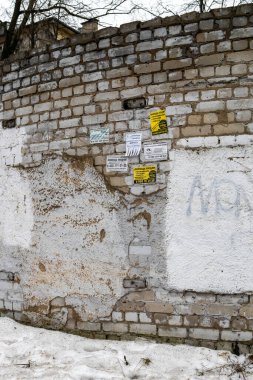 Kostroma, Rusya - 31 Ocak 2025: Kostroma şehrindeki sokakta tuğla duvara reklamlar