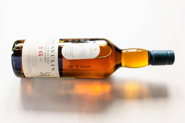 Moskova, Rusya - 5 Mart 2025: Açık kahverengi tahta üzerinde 16 yıllık Lagavulin islay tek malt viski şişesi