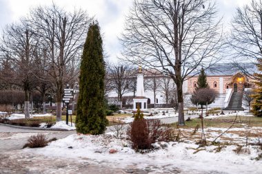 Kostroma şehrindeki Ipatiev Manastırı 'nın avlusunda kış akşamı