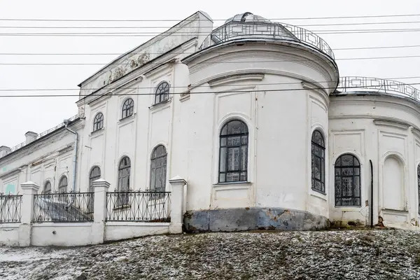 Kostroma şehrinde kış günü Kostroma Gökevi 'nin (eski Evangelist Aziz John Kilisesi) inşası