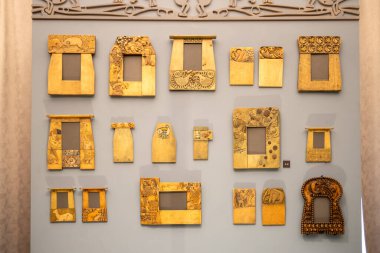 Moskova, Rusya - 13 Mart 2025: Moskova 'daki Rus Dekoratif Sanat Müzesi' nde oyulmuş ahşap çerçeve