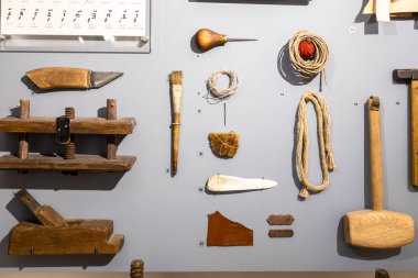 Moskova, Rusya - 13 Mart 2025: Andronikov Manastırı 'ndaki Orta Andrey Rublev Antik Rus Kültür ve Sanat Müzesi' nde eski marangozluk araçları