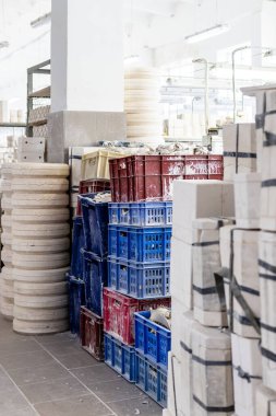 Gzhel, Rusya - 21 Mart 2025: Rusya 'nın Moskova bölgesindeki Gzhel Porselen Fabrikası' ndaki atölyede kutu ve formlar