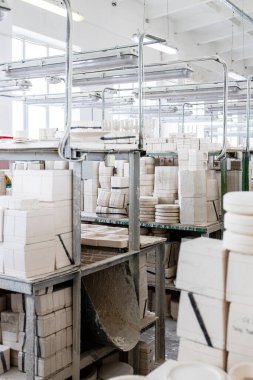 Gzhel, Rusya - 21 Mart 2025: Rusya 'nın Moskova bölgesindeki Gzhel Porselen Fabrikası' ndaki atölyedeki toprak donanımı formları