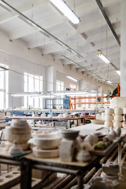 Gzhel, Rusya - 21 Mart 2025: Gzhel Porselen Fabrikası 'ndaki atölyede seramik şekiller, Rusya