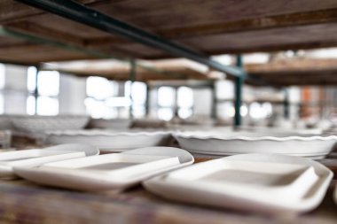 Gzhel, Rusya - 21 Mart 2025: Rusya 'nın Moskova bölgesindeki Gzhel Porselen Fabrikası' nın atölyesinde ateşlenmemiş tereyağı kapağı