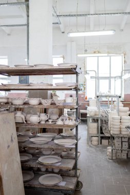 Gzhel, Rusya - 21 Mart 2025: Rusya 'nın Moskova bölgesindeki Gzhel Porselen Fabrikası' nın atölyesinde kullanılmayan yemekler