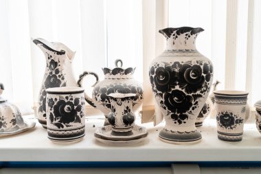Gzhel, Rusya - 21 Mart 2025: Rusya 'nın Moskova Bölgesi' ndeki Gzhel Porselen Fabrikası 'nın atölyesinde kullanılmayan tabaklar