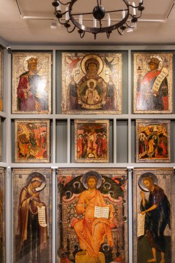Moskova, Rusya - 13 Mart 2025: Andronikov Manastırı 'ndaki Orta Andrey Rublev Antik Rus Kültür ve Sanat Müzesi' nde birçok eski Rus ikonu