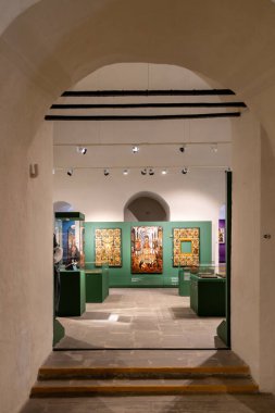 Moskova, Rusya - 13 Mart 2025: Andronikov Manastırı 'ndaki Merkez Andrey Rublev Antik Rus Kültür ve Sanat Müzesi' ndeki sergi odası