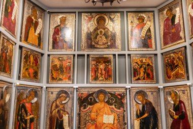 Moskova, Rusya - 13 Mart 2025: Andronikov Manastırı 'ndaki Orta Andrey Rublev Antik Rus Kültür ve Sanat Müzesi' nde birçok eski simge duvara asıldı