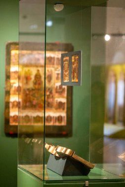 Moskova, Rusya - 13 Mart 2025: Andronikov Manastırı 'ndaki Merkez Andrey Rublev Antik Rus Kültür ve Sanat Müzesi' nde cam tezgahı