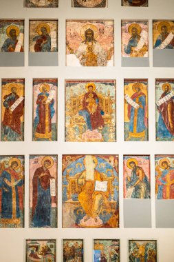 Moskova, Rusya - 13 Mart 2025: Andronikov Manastırı 'ndaki Orta Andrey Rublev Antik Rus Kültür ve Sanat Müzesi' nde birçok fresk