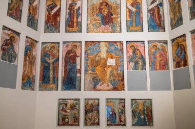 Moskova, Rusya - 13 Mart 2025: Andronikov Manastırı 'ndaki Orta Andrey Rublev Antik Rus Kültür ve Sanat Müzesinde birçok duvar resmi