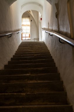 Moskova, Rusya - 28 Nisan 2025: Güneşli bir günde Andronikov Manastırı 'ndaki Orta Andrey Rublev Antik Rus Kültür ve Sanat Müzesi' nin merdivenleri ve penceresi