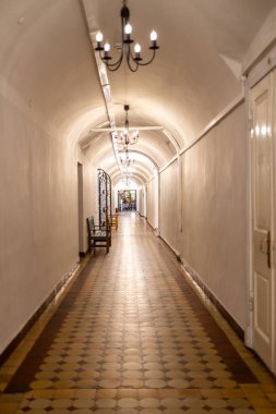 Moskova, Rusya - 13 Mart 2025: Moskova 'daki Rus Dekoratif Sanat Müzesi' nin vestiyeri