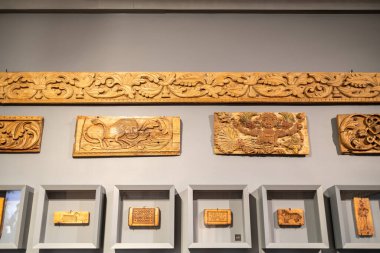 Moskova, Rusya - 13 Mart 2025: Moskova 'daki Rus Dekoratif Sanat Müzesi' nde oyulmuş ahşap duvar dekoru