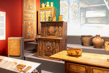 Moskova, Rusya - 13 Mart 2025: Moskova 'daki Rus Dekoratif Sanat Müzesi' nde ev yapımı ahşap eşyalar