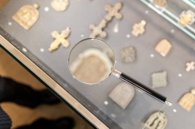 Moskova, Rusya - 13 Mart 2025: Antik Rus Kültür ve Sanat Müzesi, Andronikov Manastırı 'ndaki Orta Andrey Rublev' de haç ve tılsımlarla sergi standında