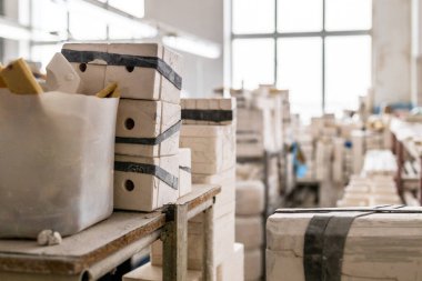 Gzhel, Rusya - 21 Mart 2025: Gzhel Porselen Fabrikası, Moskova Bölgesi, Rusya 'daki atölyede malzeme