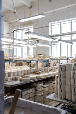 Gzhel, Rusya - 21 Mart 2025: Rusya 'nın Moskova bölgesindeki Gzhel Porselen Fabrikası' ndaki atölyede seramik formlar