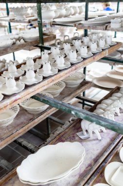 Gzhel, Rusya - 21 Mart 2025: Rusya 'nın Moskova bölgesindeki Gzhel Porselen Fabrikası atölyesinde kullanılmayan çömlek
