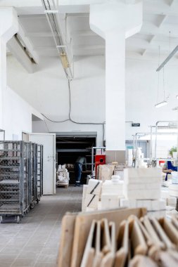 Gzhel, Rusya - 21 Mart 2025: Gzhel Porselen Fabrikası 'nın atölyesinde fırın, Moskova Bölgesi, Rusya