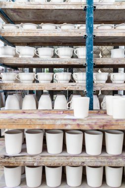 Gzhel, Rusya - 21 Mart 2025: Rusya 'nın Moskova bölgesindeki Gzhel Porselen Fabrikası' nın atölyesinde ateşlenmemiş bardaklar