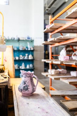 Gzhel, Rusya - 21 Mart 2025: Rusya 'nın Moskova bölgesindeki Gzhel Porselen Fabrikası' nın atölyesinde dekor üzerine pembe sürahi