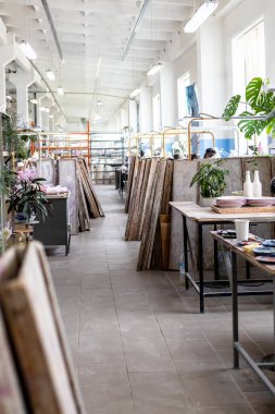 Gzhel, Rusya - 21 Mart 2025: Gzhel Porselen Fabrikası, Moskova Bölgesi, Rusya