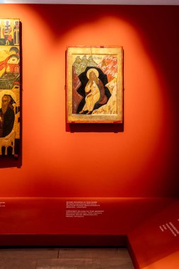 Moskova, Rusya - 13 Mart 2025: Andronikov Manastırı 'ndaki Antik Rus Kültür ve Sanat Müzesi' nde eski bir Rus tablosu