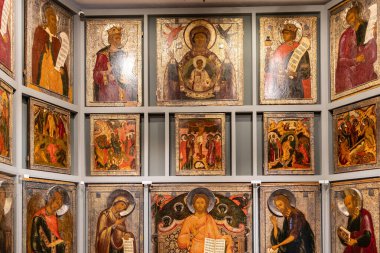 Moskova, Rusya - 13 Mart 2025: Andronikov Manastırı 'ndaki Orta Andrey Rublev Antik Rus Kültür ve Sanat Müzesi' nde birçok eski simge
