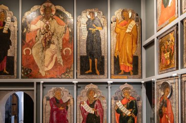 Moskova, Rusya - 13 Mart 2025: Andronikov Manastırı 'ndaki Orta Andrey Rublev Antik Rus Kültür ve Sanat Müzesi' nde birçok eski resim duvara asıldı