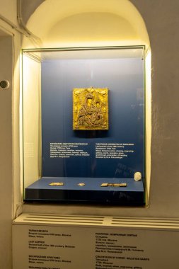 Moskova, Rusya - 13 Mart 2025: Andronikov Manastırı 'ndaki Orta Andrey Rublev Antik Rus Kültür ve Sanat Müzesi' nde altın kaplama ikon