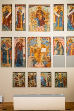 Moskova, Rusya - 13 Mart 2025: Andronikov Manastırı 'ndaki Orta Andrey Rublev Antik Rus Kültür ve Sanat Müzesi' nde birçok duvar resmi