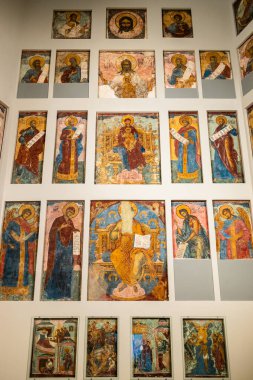 Moskova, Rusya - 13 Mart 2025: Andronikov Manastırı 'ndaki Orta Andrey Rublev Antik Rus Kültür ve Sanat Müzesi' nde antik duvar resimleri