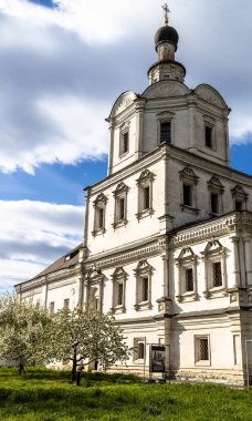 Moskova, Rusya - 28 Nisan 2025: Güneşli bahar gününde Moskova 'daki Andronikov Manastırı' nda Başmelek Mikail Kilisesi inşa edildi.