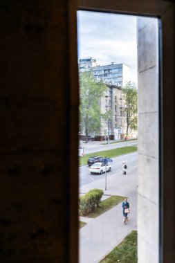 Moskova, Rusya - 28 Nisan 2025: Moskova 'nın Koptevo ilçesinde tiyatro salonunun dar penceresinden sokak manzarası. İşaretsiz Tiyatro, 1977 yılında kurulan Moskova tiyatrosudur.