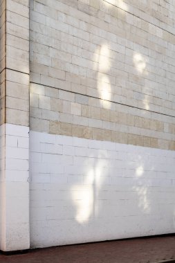 İlkbahar günü şehrin duvarları beyaza boyanmış.