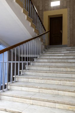 Binanın girişindeki mermer merdivenler.