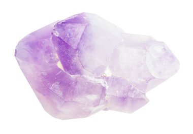 Jeolojik koleksiyondaki doğal taş örneklerini kapatın. Beyaz zemin üzerinde bulunan ham ametist kristalleri.