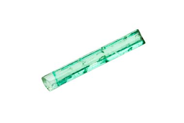 Jeolojik koleksiyondaki doğal taş örneğini kapat. Beyaz arka planda izole edilmiş şeffaf zümrüt kristal minerali.