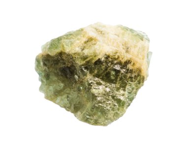 Jeolojik koleksiyondaki doğal taş örneğini kapat. Beyaz arka planda bulunan çiğ yeşil beril mineral.