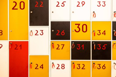 Vestiyerde numarası olan kişisel eşyalar için çeşitli kapalı dolaplar