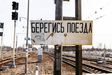 Rusya 'nın Moskova bölgesindeki güneşli bahar gününde Rusya demiryolu geçidinde Ruslara dikkat edin.