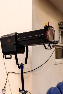 Tiyatro salonundaki spot ışıkları kapanıyor.