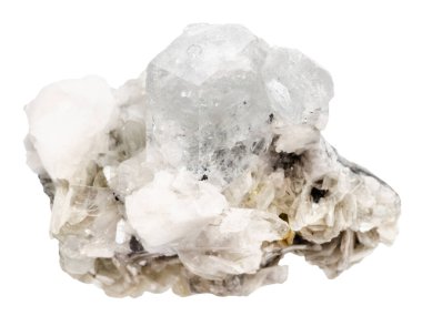 Jeolojik koleksiyondaki doğal taş örneklerini kapatın - beyaz arkaplanda izole edilmiş mika ve feldspat mineralleri üzerindeki kaba Goshenite (renksiz beril) kristalleri