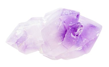 Jeolojik koleksiyondaki doğal taş örneklerini kapatın. Beyaz arka planda izole edilmiş kaba ametist kristalleri.