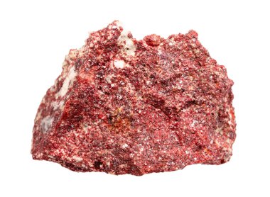 Jeolojik koleksiyondaki doğal taş örneğini kapatın. Beyaz arka planda izole edilmiş cilalanmamış tarçın minerali.