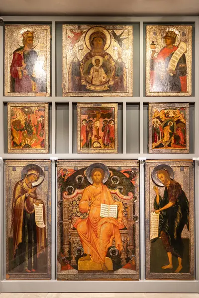 Moskova, Rusya - 13 Mart 2025: Andronikov Manastırı 'ndaki Orta Andrey Rublev Antik Rus Kültür ve Sanat Müzesi' nde antik ikonlar